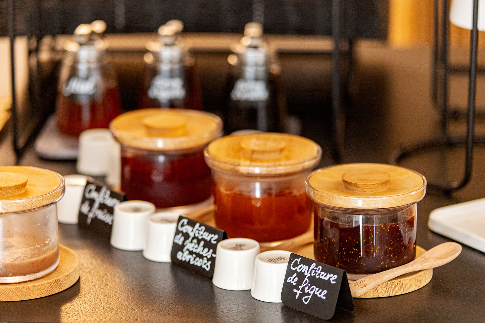 Le jardin de l'hotel la nuit