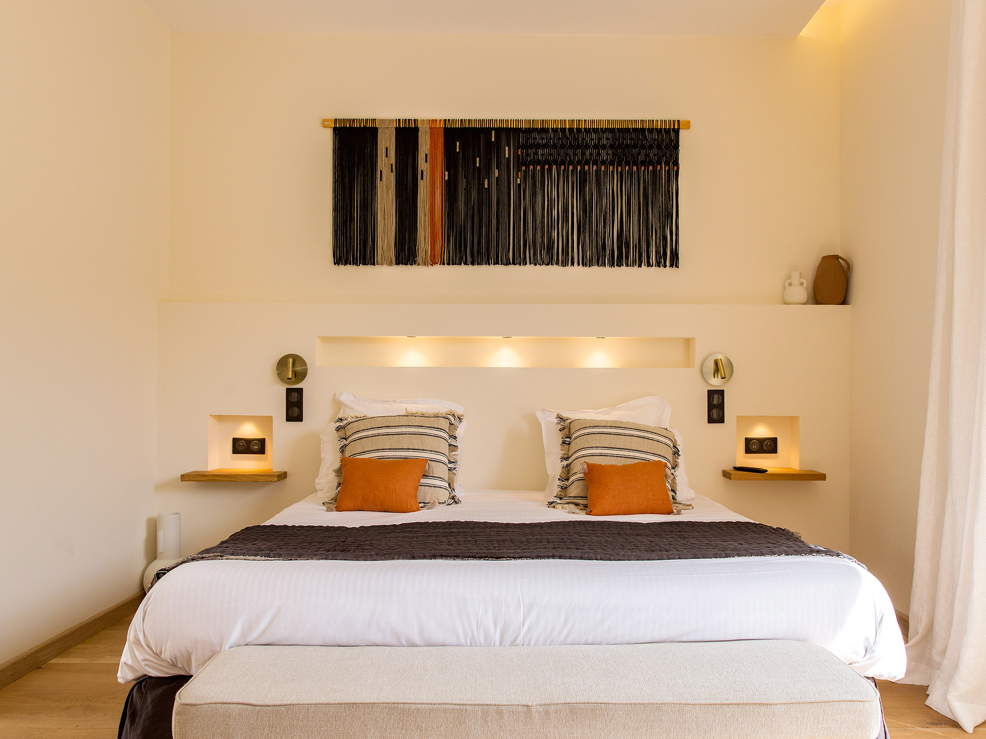 Vue du jardin de l'interieur de la chambre