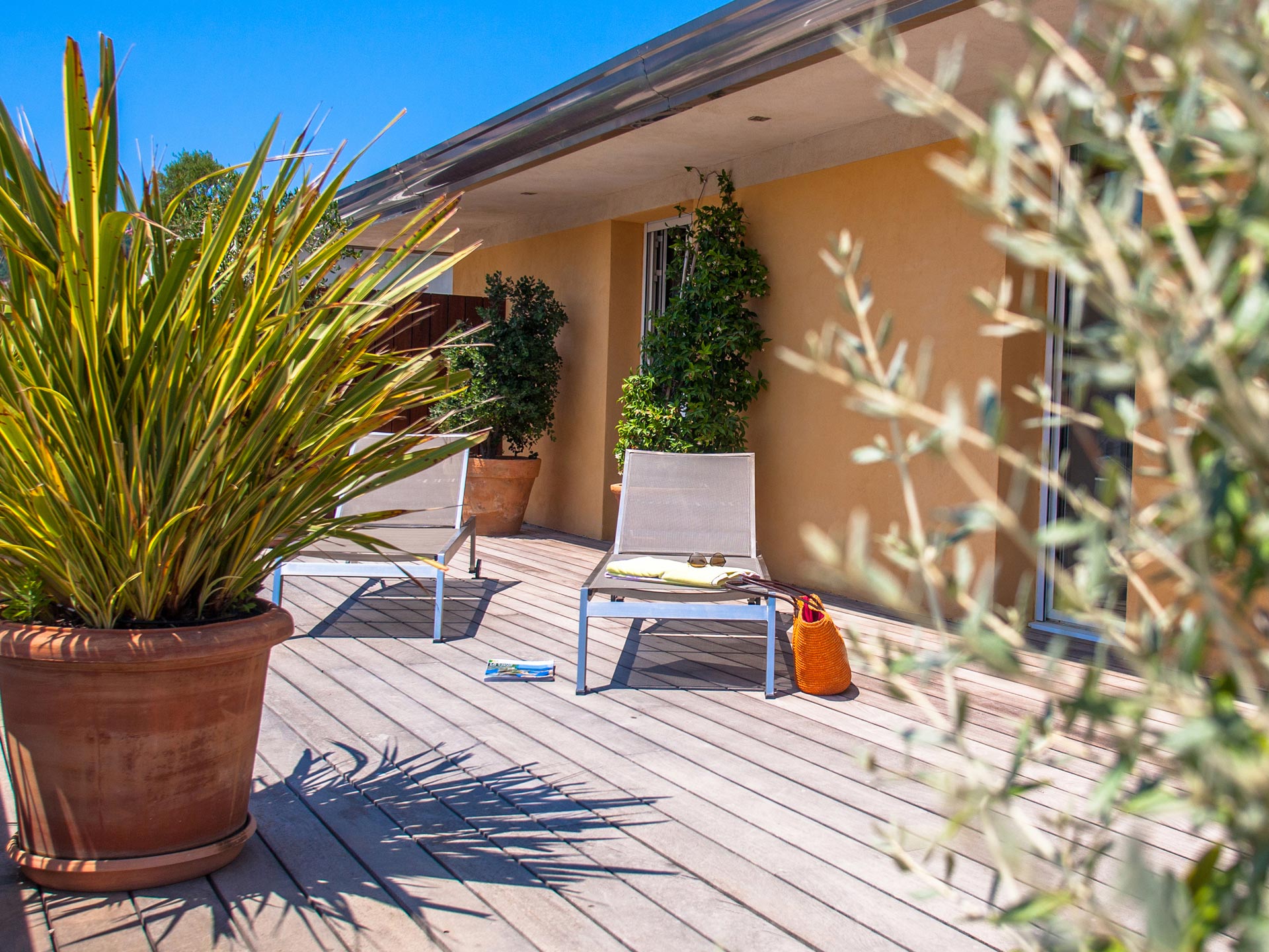 Terrasse avec vue sur la mer et la citadele de Calvi