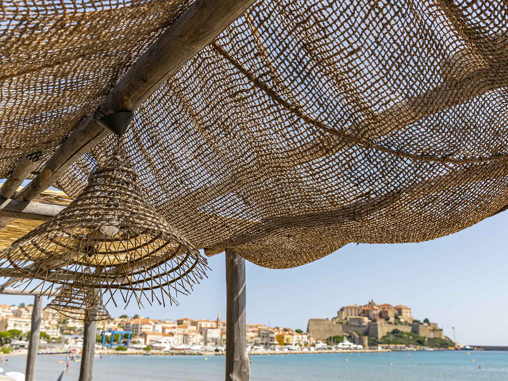 un verre sur la table avec la mer 
